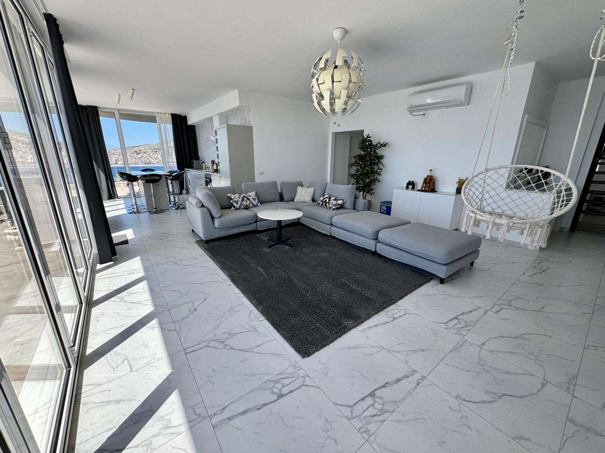 Penthouse Paulina *